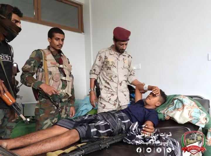 قائد اللواء السابع في الفرقة الثالثة يتفقد الجرحى ويتابع أوضاعهم الصحية FB IMG 1789355346515